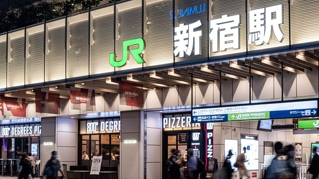 全球最繁忙枢纽东京新宿站JR线各式列车到发集合
