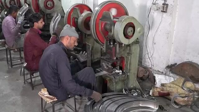 巴基斯坦工人制作挡泥板