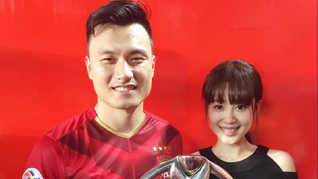 真甜蜜！前国脚们与老婆玩吃饼游戏，郜林“耍赖”夺得第一