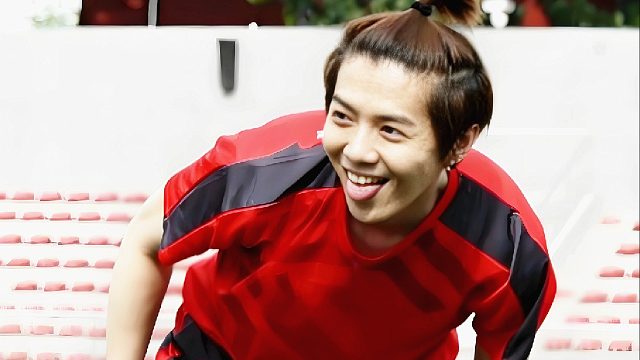 鹿晗70米超远吊门！意外砸中美女球迷，尴尬捂头吐舌头