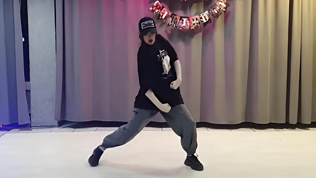 俄罗斯姑娘才艺表演24.02.19_画家(嘎贾)01