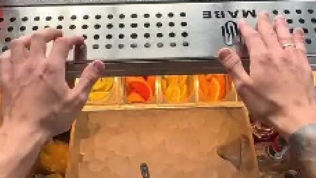 外国小哥哥，包括40毫升金巴利，40ml红苦艾酒，苏打水和柠檬汁，很有游戏第一视角感。