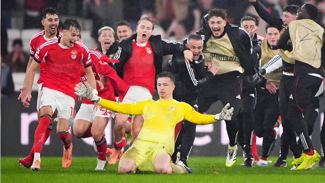 神剧情！本菲卡门将读秒头球破门，穆帅率队压哨进附加赛