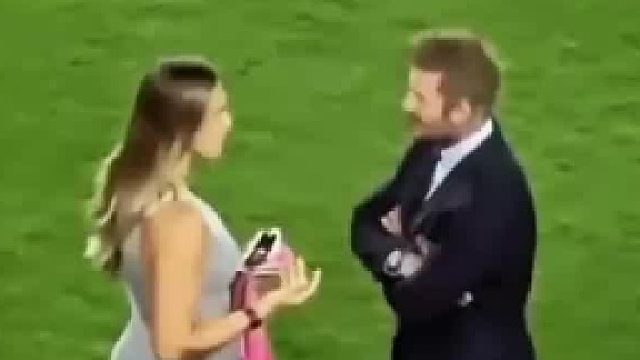 贝克汉姆场下与丰满女粉丝交谈甚欢被妻子拍照质问