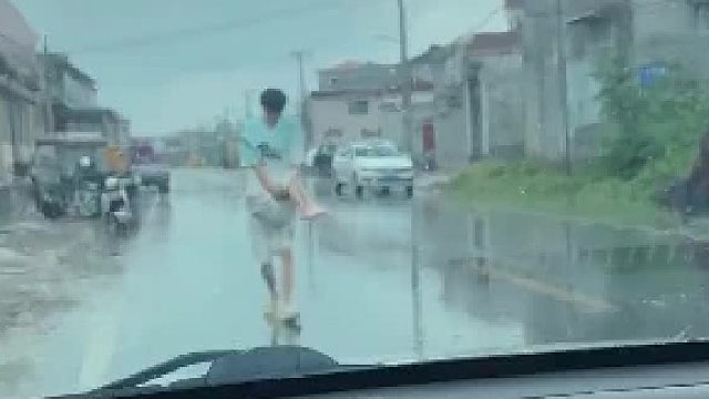 哥哥疼妹妹是真疼，姐姐打弟弟是真打