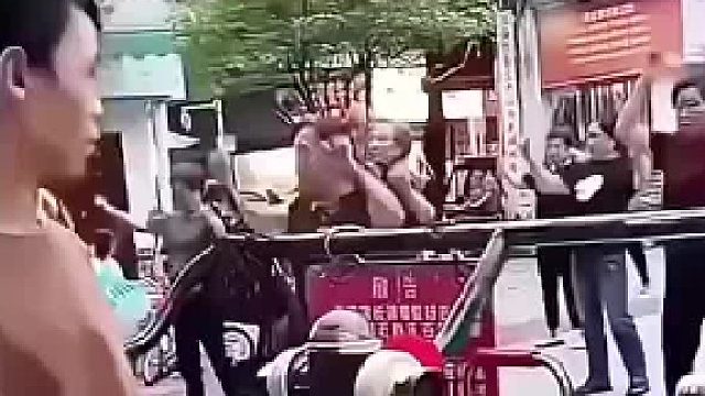 广场舞大妈遇到对手了，他这么一整，谁还敢动啊