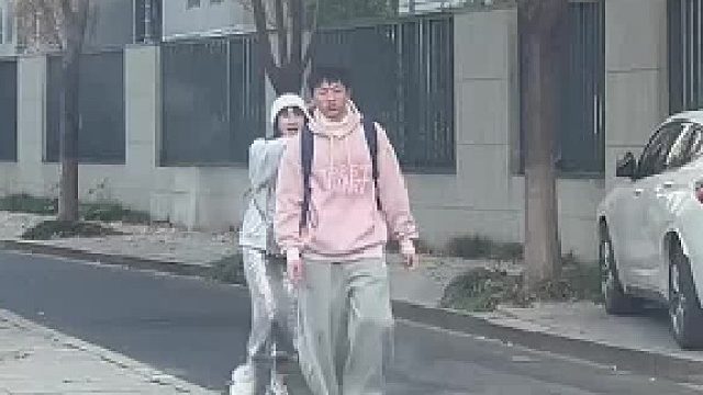 亏我特意提前下班来接你放学，你就这么嫌弃我？