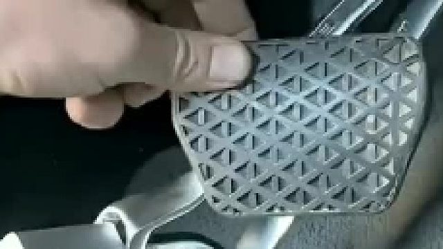 欧洲盗车很严重，当地人发明了一种简单实用的锁车方法。