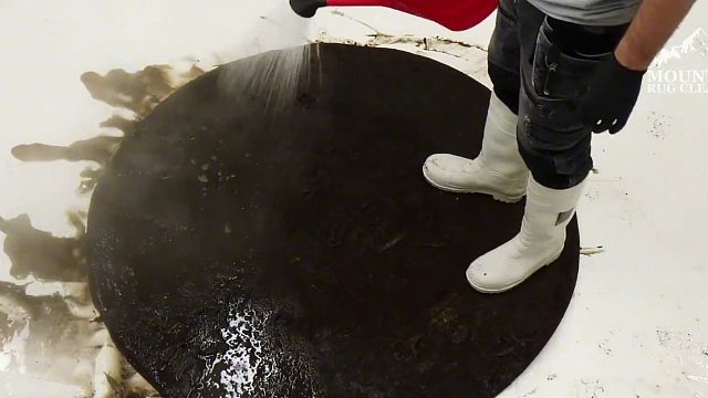 一块脏到无法形容的经历过二战的地毯清洁