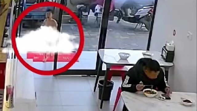 男孩没穿衣服出来哭着找妈妈，暖心女子给孩子裹上衣服抱怀里哄，就像对自己孩子一样！