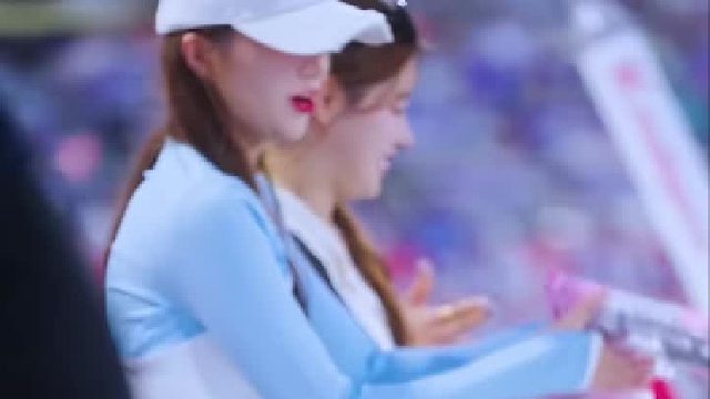 啦啦队员雨中助威