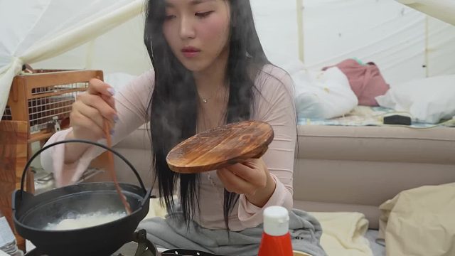 20260127 ️雨林里的油炸食品和一杯啤酒｜丢掉防水布，只带一个帐篷生存｜迷你铸铁锅里的