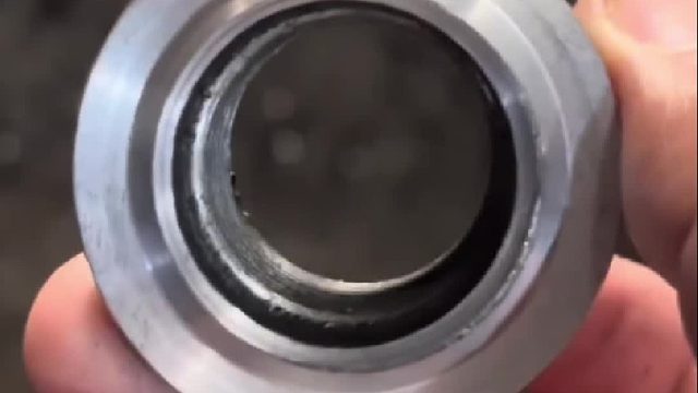 巴基斯坦师傅用废弃钢筋制作螺母