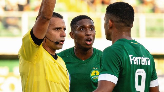 六亲不认！巴西后卫染红后暴怒，推倒裁判 抱摔队友