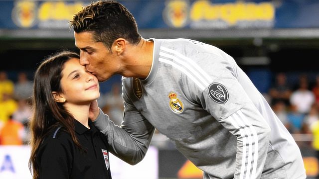 真可爱！C罗亲吻小美女球童脸颊，一旁小男孩吃醋怒视