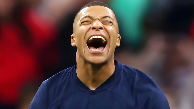 乔丹附体！姆巴佩双手暴扣加倒地手球，笑得合不拢嘴