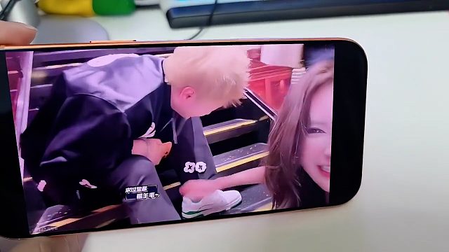 小酷帮被骚扰夏一晴解围，结果双双摔下楼梯，疼得嗷嗷叫