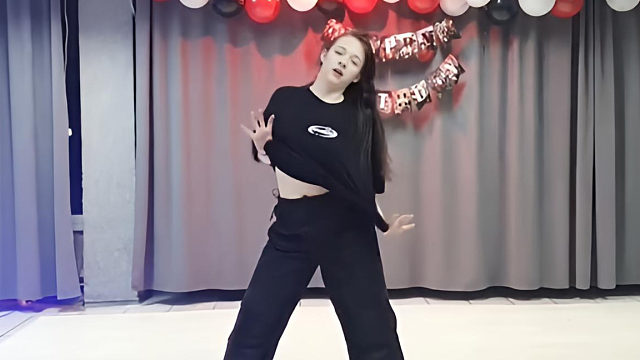 俄罗斯姑娘才艺表演24.02.19_铁锤(安吉丽娜)00