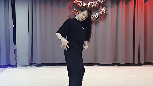 俄罗斯姑娘才艺表演24.02.19_铁锤(安吉丽娜)01