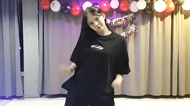 俄罗斯姑娘才艺表演24.02.19_铁锤(安吉丽娜)02