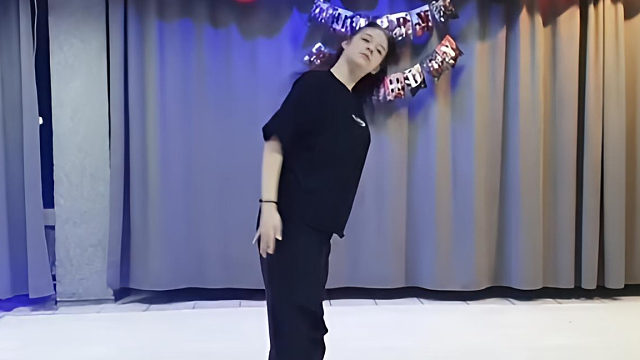 俄罗斯姑娘才艺表演24.02.19_铁锤(安吉丽娜)03