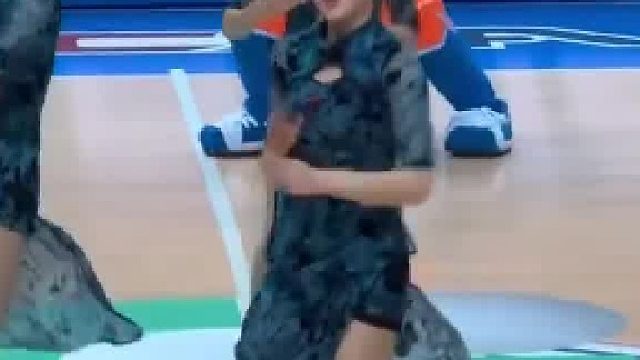 半透视黑丝搭配旗袍，展现不一样的东方魅力