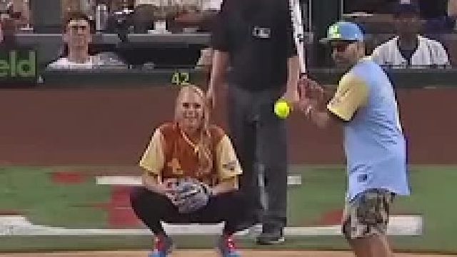 不懂棒球规则。不就是没扔准么？又没扔在身上。