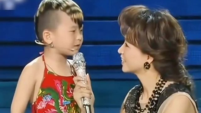 董卿：你还没亲这边脸呢！武东博：你还亲上瘾了！