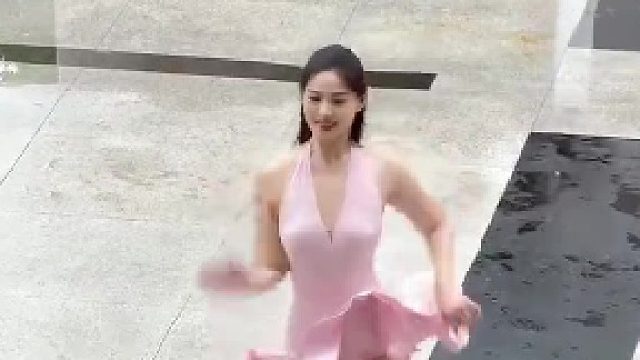 调皮学弟偷偷模仿学姐网友：摄像师完全没拍到吧