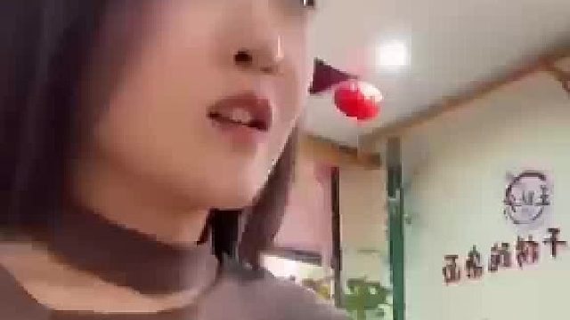 老师无意间去学生家店里吃饭 却发现了一个大秘密