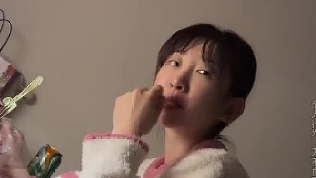 男子大半夜醒来发现媳妇在吃泡面，结果起身后震惊了