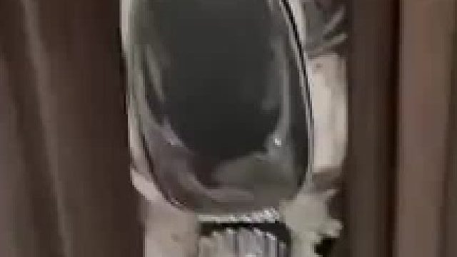 女子一直觉得家里门锁很难开，直到看到女儿按一下门就开了。