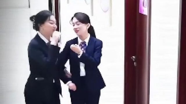 然后一个接一个整层楼都被敲动了