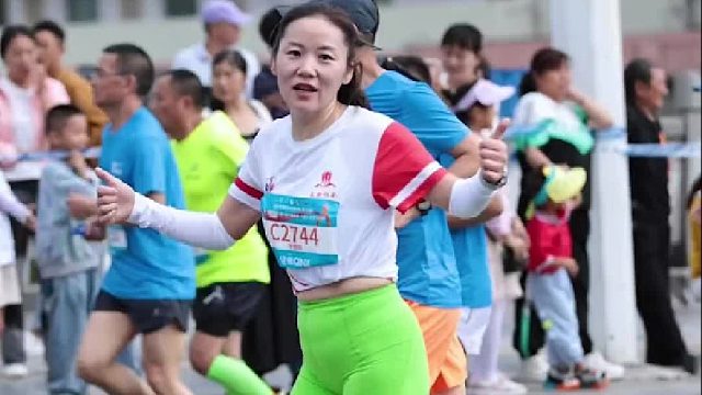 来自美丽自信小姐姐的飞吻