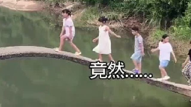 这桥看起来像科幻电影里的桥，太奇妙了！