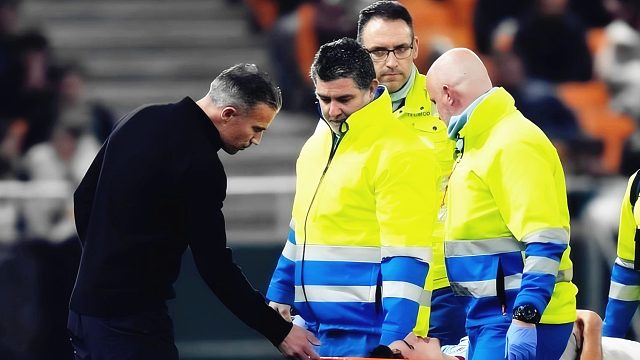 心碎！范佩西儿子疑似膝盖重伤，父亲赛后眼含热泪谈伤情