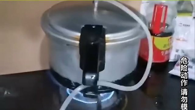 男子用高压锅清洗油烟机