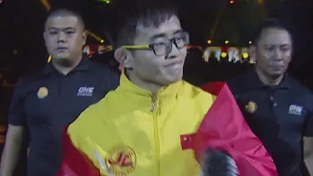 看似文质彬彬像个书生却有着眼晴一摘火力全开