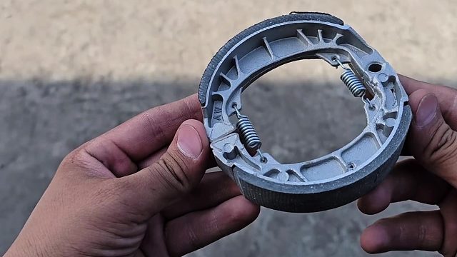 巴基师傅用废品回收的铝制部件就能制作刹车蹄片