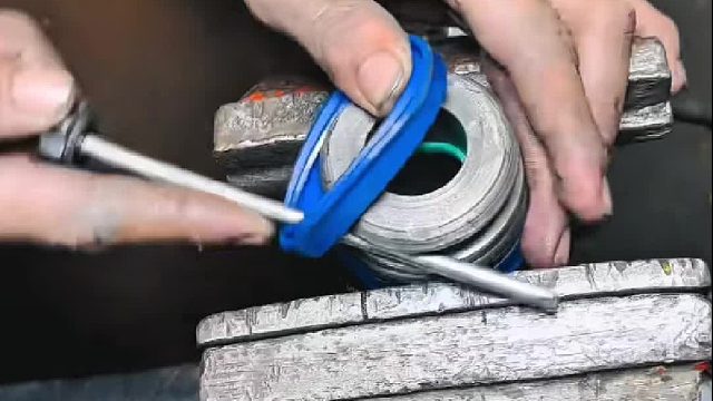 巴基斯坦师傅更换液压缸密封圈