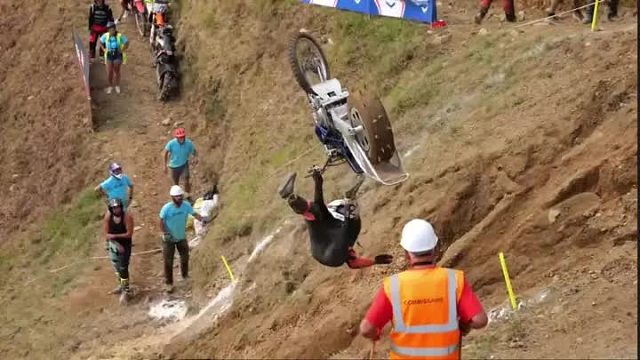 极限摩托车爬坡挑战，玩的好奖金百万，玩不好全村八人一桌吃席