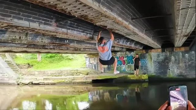 超硬核的空中跳跃，谁能抓着桥上的螺纹钢，摇到对面就挑战成功