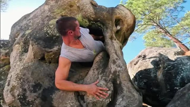 跑酷小伙爬山的时候，突然发现一道裂缝，触发了全新技能人体拉丝