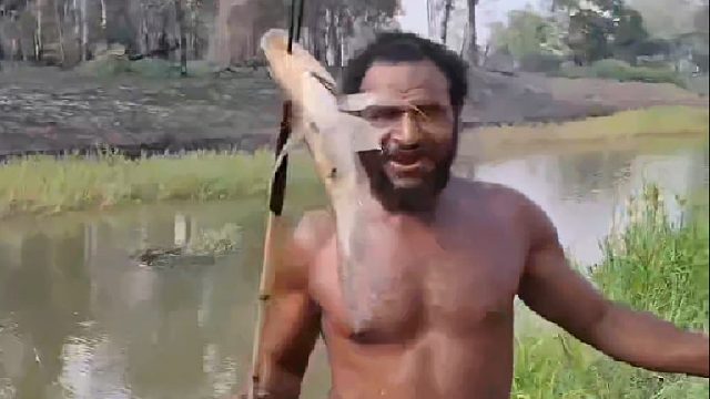 渔民带着弓箭击杀辣条不料却有意外收获