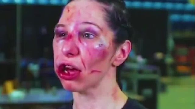 老外把对手打的 血肉模糊把中国姑娘打的面目全非