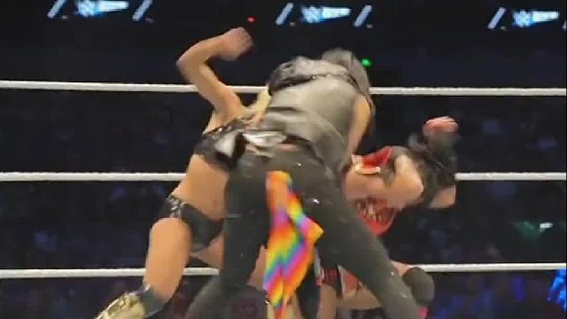 老外二打一偷袭李霞最后却被李霞通通拿下