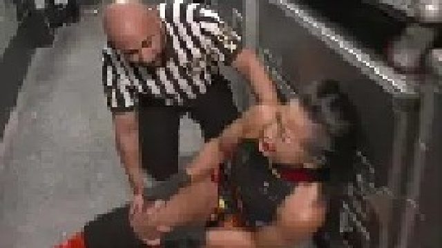 老外搞偷袭打断李霞的腿李霞疼打对手一雪前耻