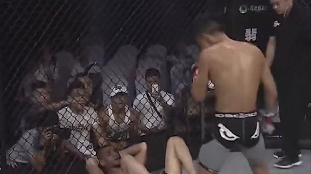 老外教练输不起竟指着中国小将鼻子叫骂