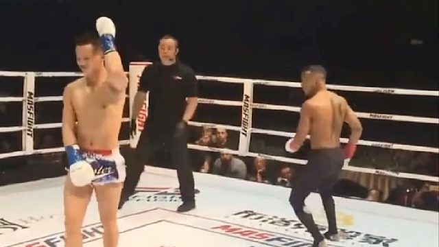 老外开局偷袭张美煊裆部结果被张美煊三次击倒KO