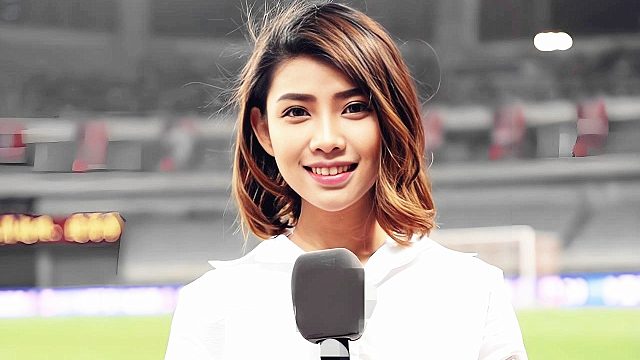 一声尖叫！中超名场面：美女主持人被足球砸中疼痛难忍